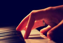 爱游戏AYX：西甲：巴塞罗那险胜巴列卡诺 升至榜首.